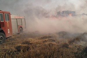 Slika /PU_VS/Pozari/Vatrogasci gase požar na polju.JPG